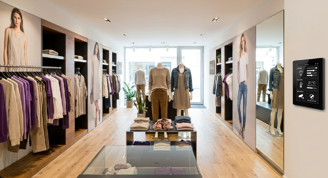 Local comercial con iluminación y seguridad conectadas